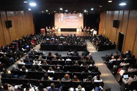 Auditório lotado durante uma edição anterior do congresso