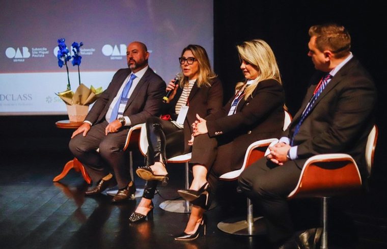 Painel com quatro palestrantes em edição anterior do congresso