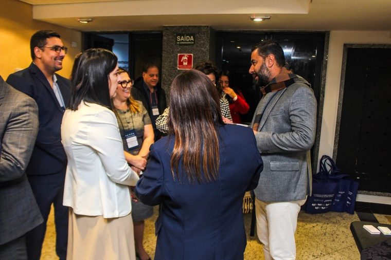 Participantes conversando durante o intervalo do congresso